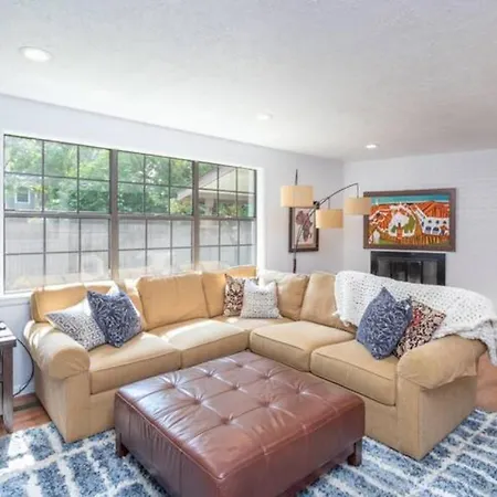 Experience Nirvana With Artwork Collections From Around The Globe Located In Lakewood Neighborhood In Se Boise Next To A Park, Minutes From Bown Crossing And The Boise River, 10 Minutes To Downtown, 4 Beds, Sleeps 8, Pets Welcome In Large Fenced In Y